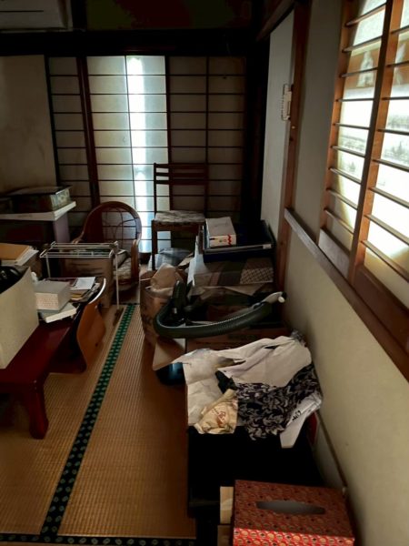 平塚市大神での遺品整理作業前の1DK室内の様子