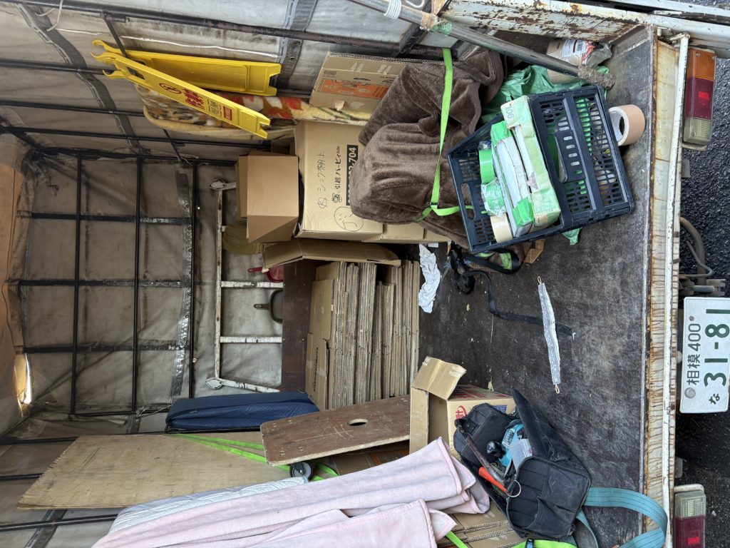 横浜・茅ヶ崎エリアでの大型液晶テレビ回収作業現場