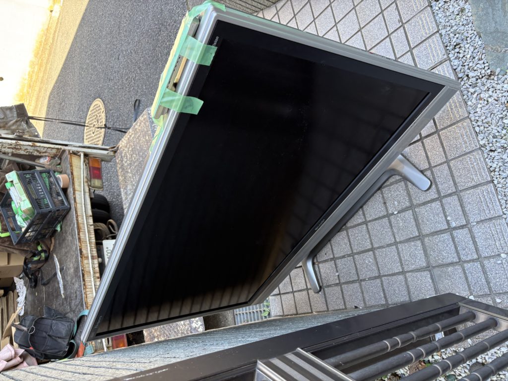 横浜市中区でのテレビ回収作業風景｜便利屋インプルーブ