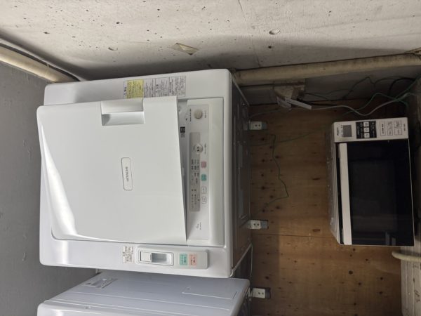 乾燥機の再設置作業の様子