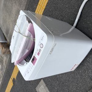 横浜市の便利屋が洗濯機を不用品回収する現場写真(即日対応)