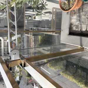 横浜市磯子区 洗濯物干し 錆びたボルト外し方 インパクトドライバー作業中