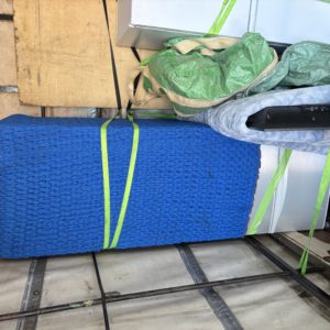 相模原市中央区で4ドア冷蔵庫を出張買取・搬出している現場写真