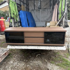 相模湖・相模原エリアへの出張買取に向かう前、愛川町の倉庫で作業する便利屋インプルーブ代表