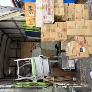 回収した品物を仕分けする様子 便利屋インプルーブ