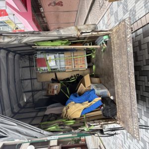 町田市・相模原エリアの空き家片付け現場。家電・家具・古道具が混在した状態から、買取対象をその場で仕分けしながら作業を進めています。