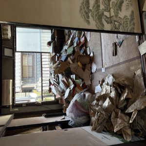 古民家から出た大量の古本・不用品が積み上がっている様子