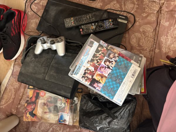 川崎市の実家整理現場。買取前に品物の状態・動作・付属品を確認している様子