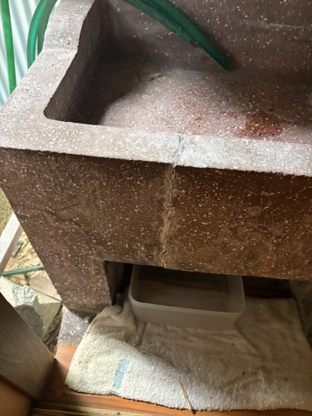 リフォーム前の空き家で材料屋にて部材を確認している様子
