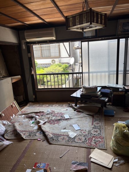 荷物を運び出した後の空き家の部屋の状態