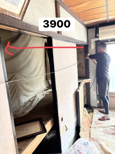 空き家洗い場のコンクリート割れを確認・記録している様子