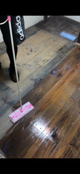 古い家の床下から出てきた無垢材を確認している様子
