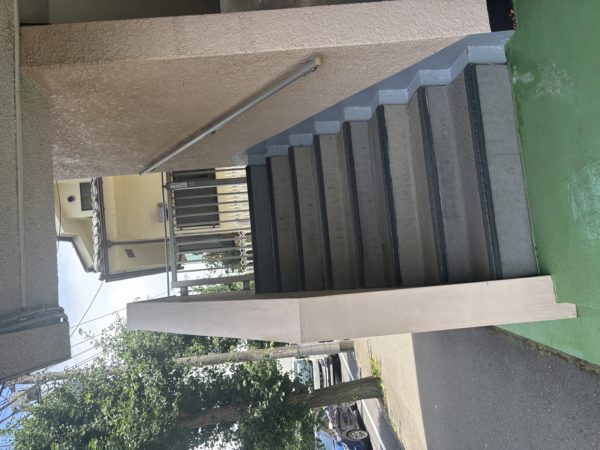 作業員2人で冷蔵庫を運び出す様子