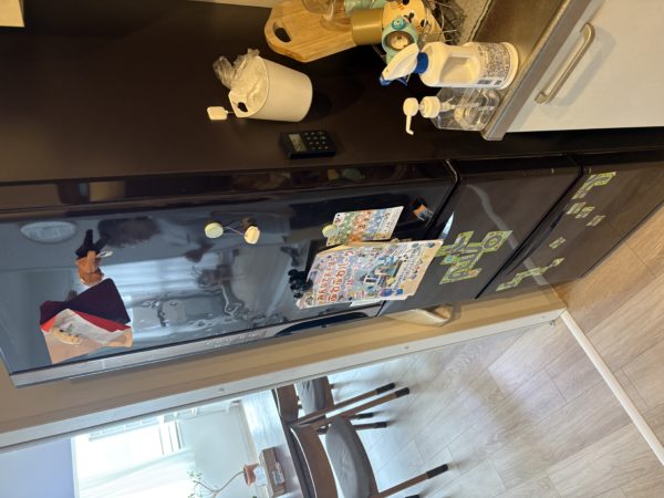 間口が狭い玄関の前に置かれた大型冷蔵庫