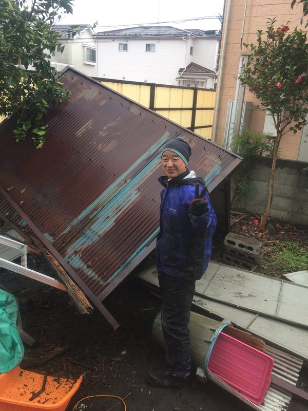 雨の中小屋を解体していましたので、記念撮影のサムネイル