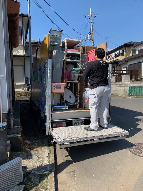 神奈川県厚木市上荻野にて、2トン1台分の不用品回収をしました